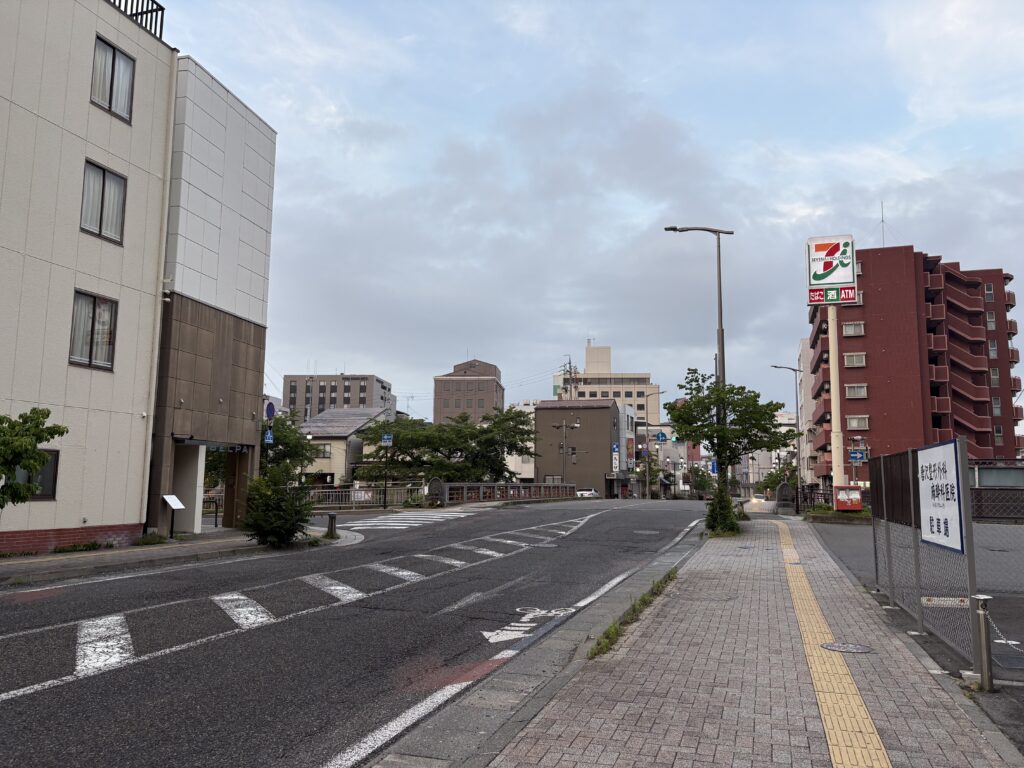 松本市 早朝のセブンイレブン